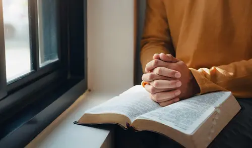 Знак на руке и голове